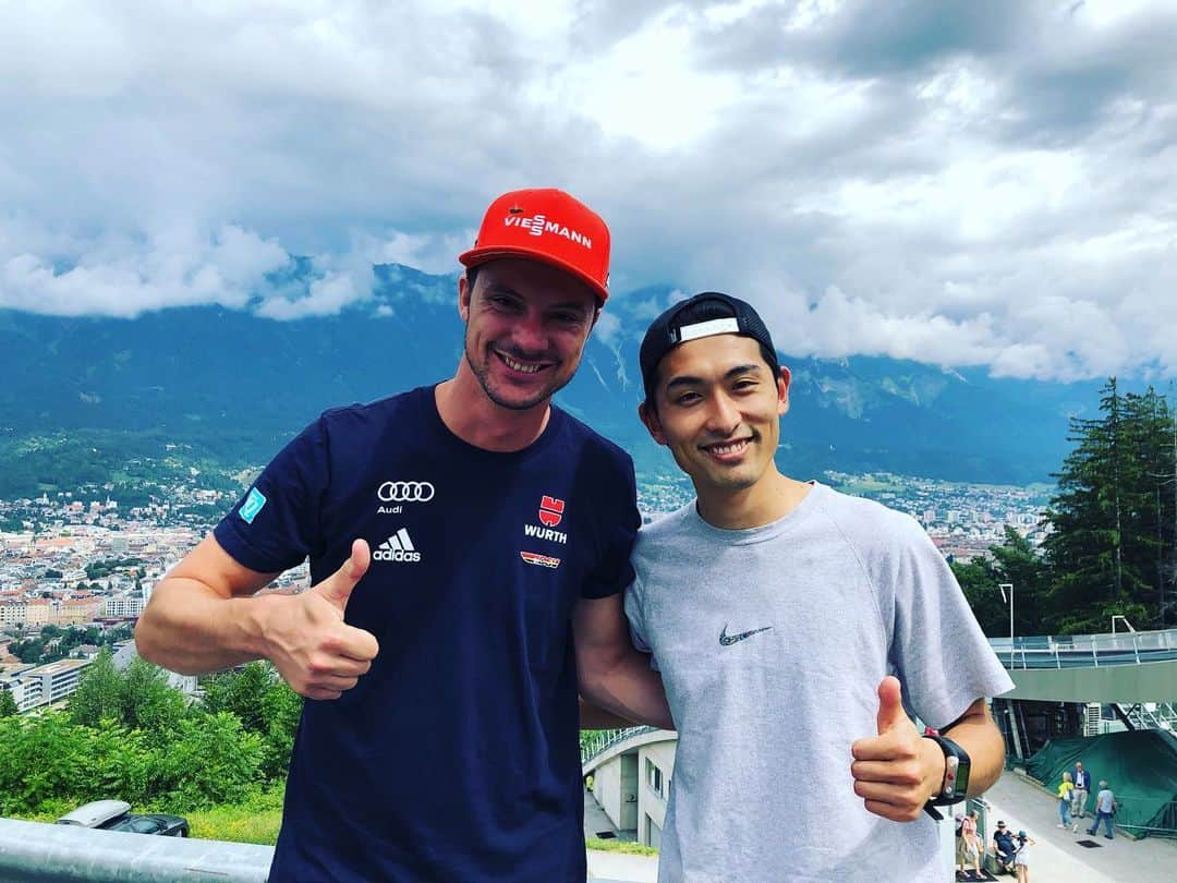 清水礼留飛のインスタグラム：「懐かしい人シリーズ✌️ Andreas Wankさん🇩🇪 強かったし独特なジャンプをするシュプリンガーでした。 今はドイツチームのコーチを3年していてジュニアチームを見ているそうです。 どんな選手が育つか楽しみですね👍 お互いの健闘を祈ったり久しぶりに会った時に近況報告をしたりスキージャンプがつなげてくれた国際交流に感謝したいと思います🌏  I'm so happy that i met you 😆 I hopefully your success coaching life and future💪  #雪印メグミルク #雪印メグミルクスキー部 #skijumpingfamily #germany #意外にネタあるね」