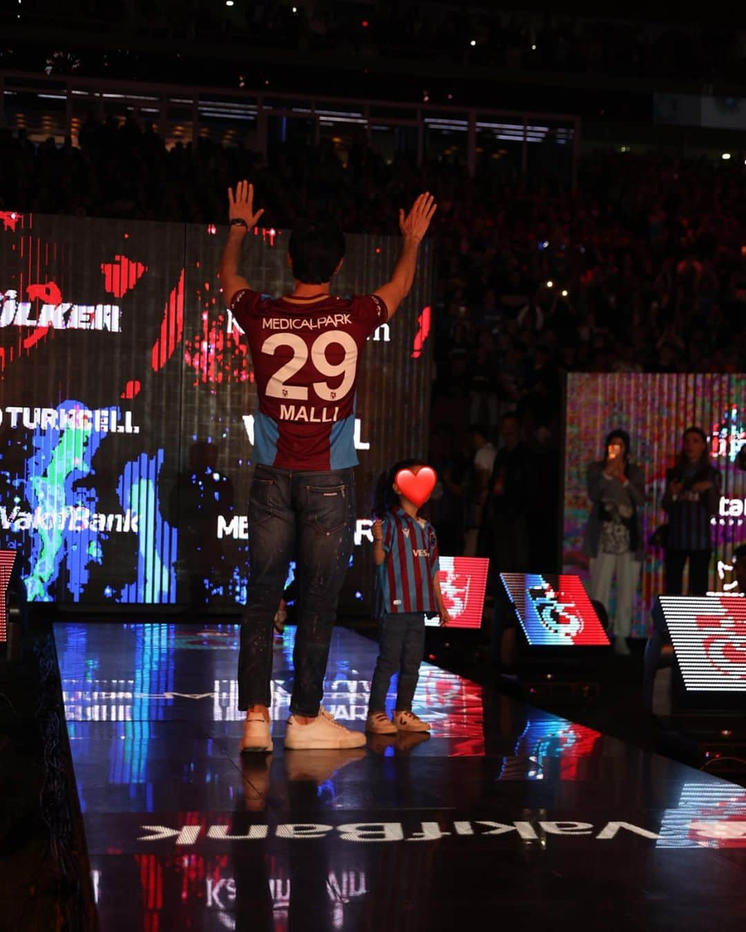 ユーニス・マーリのインスタグラム：「Trabzonspor ailesiyle şampiyonluk yaşamak nasip oldu ve ben her zaman, şartlar ne olursa olsun, takıma faydalı olmak için elimden geleni yapmaya gayret gösterdim. Bana inanan, beni destekleyen ve samimi bir şekilde bana bunu hissettiren  Taraftarımıza ve Trabzon halkına şükranlarımı sunuyorum. Sağlıcakla kalın… @trabzonspor」