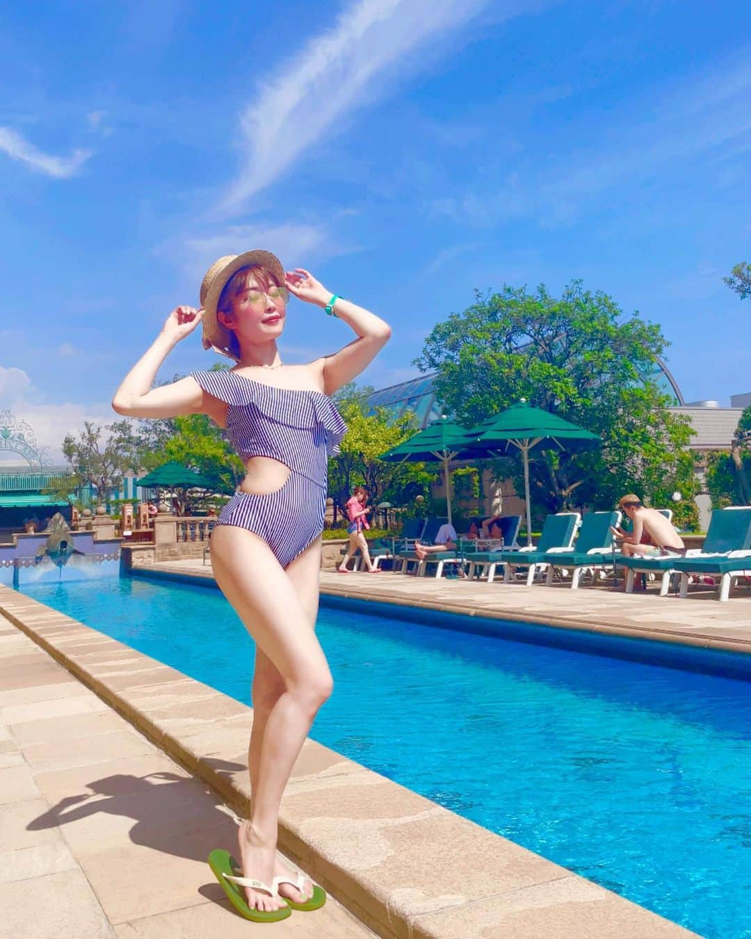 Rieのインスタグラム：「. ✈️🌤👙 ・ 怒涛の7月がそろそろ終わる😚⏳ 8月も楽しみなイベントがあるからわくわく🥳🎉 ・ ・ ・」