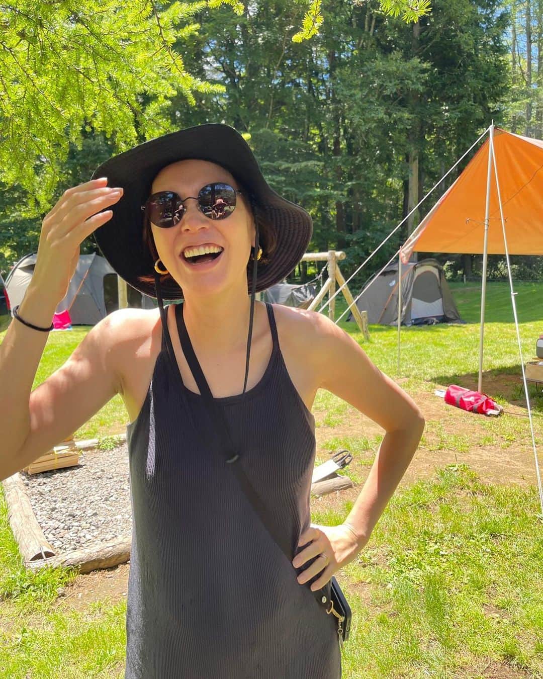 浅見れいなのインスタグラム：「夏休み〜始まっています🤲🌻 私にとっても娘にとっても初めての夏休み。 去年までは保育園だったので、平日は通常営業でしたが今年からはがっつり夏休み😂 仕事との兼ね合いで、サマースクールやら習い事をパズルの用に組み立てながら、日々過ごしています🙄 中々リズムが掴めず、娘共々疲れも出る日もありますが、家族3人で迎える最後の夏なので思いっきり思い出作りに励んでおります。 来年はの夏はもう1人増えてるからね👶 先日もキャンプへ🏕 子供達はプールやら流しそうめんやら駆け巡りながら遊びまくり、大人は順番でサウナに入ったり。充実感満載のキャンプでした🤗」