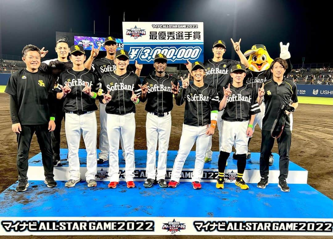 西田哲朗のインスタグラム：「#マイナビオールスターゲーム2022  #プロ野球  #パリーグ #スーパースター #人間性 #刺激 #凄さ  #経験値 #プロ野球 #福岡ソフトバンクホークス #プロ野球選手 #柳田悠岐 選手 #東浜巨 投手 #今宮健太 選手 #牧原大成 選手 #大関友久 投手 #グラシアル 選手 #モイネロ 投手 #広報 #西田哲朗  #usj #マリオ #ボールペン #好き #アイテム   今年もオールスターに2試合帯同させていただきました。 本当に貴重な経験をさせていただき感謝です。  本当に色々な面でプロ野球選手の凄さを感じる2日間となり、刺激をもらいました。 改めて頑張っていかなければならないと思いました。  みんな本当にかっこよかったです！！  明日からペナントレース後半戦が再開です！ ホークスは首位ですが、パリーグは混戦です。  絶対にリーグ優勝、日本一を達成できるように、チーム一丸、全国のホークスファンの皆様、九州、福岡がひとつになって戦って、笑ってシーズンを終えれるようにしたいものです！  コロナ禍で大変な状況が続きますが、力を合わせて乗り切っていきましょう！  1.オールスターホークス集合写真 ※撮影してくれた方に感謝  2.オールスターホークス集合写真  3.宗選手(Bs)×牧原選手※マリオ  4.柳田選手×山本投手(Bs)※マリオ  5.西田×元チームメイト小野投手(M)※福岡出身※マリオ  6.モイネロ投手※マリオ  7.松井投手(E)×西田×小野投手(M)×則本投手(E)   8.西田×師匠マリーンズ梶原広報#関西大学   9.モイネロ投手※マリオ  10.今宮選手※マリオ  🤏🥸🖊💕」