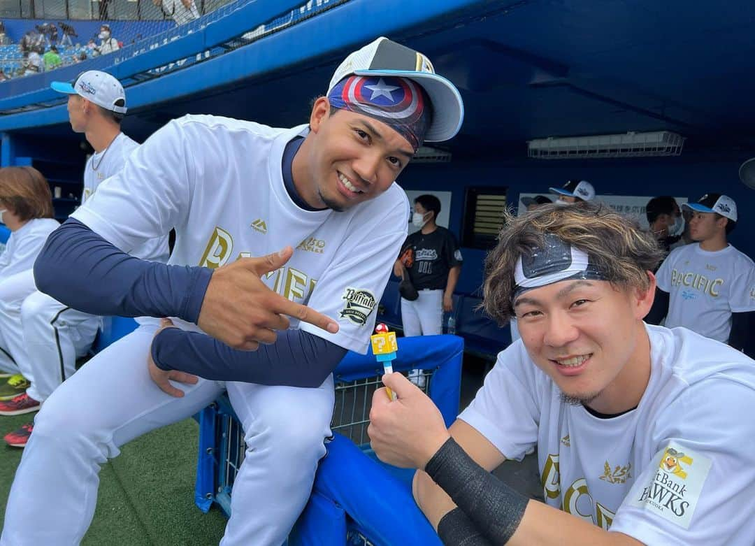 西田哲朗さんのインスタグラム写真 - (西田哲朗Instagram)「#マイナビオールスターゲーム2022  #プロ野球  #パリーグ #スーパースター #人間性 #刺激 #凄さ  #経験値 #プロ野球 #福岡ソフトバンクホークス #プロ野球選手 #柳田悠岐 選手 #東浜巨 投手 #今宮健太 選手 #牧原大成 選手 #大関友久 投手 #グラシアル 選手 #モイネロ 投手 #広報 #西田哲朗  #usj #マリオ #ボールペン #好き #アイテム   今年もオールスターに2試合帯同させていただきました。 本当に貴重な経験をさせていただき感謝です。  本当に色々な面でプロ野球選手の凄さを感じる2日間となり、刺激をもらいました。 改めて頑張っていかなければならないと思いました。  みんな本当にかっこよかったです！！  明日からペナントレース後半戦が再開です！ ホークスは首位ですが、パリーグは混戦です。  絶対にリーグ優勝、日本一を達成できるように、チーム一丸、全国のホークスファンの皆様、九州、福岡がひとつになって戦って、笑ってシーズンを終えれるようにしたいものです！  コロナ禍で大変な状況が続きますが、力を合わせて乗り切っていきましょう！  1.オールスターホークス集合写真 ※撮影してくれた方に感謝  2.オールスターホークス集合写真  3.宗選手(Bs)×牧原選手※マリオ  4.柳田選手×山本投手(Bs)※マリオ  5.西田×元チームメイト小野投手(M)※福岡出身※マリオ  6.モイネロ投手※マリオ  7.松井投手(E)×西田×小野投手(M)×則本投手(E)   8.西田×師匠マリーンズ梶原広報#関西大学   9.モイネロ投手※マリオ  10.今宮選手※マリオ  🤏🥸🖊💕」7月28日 14時46分 - nishidatetsuro