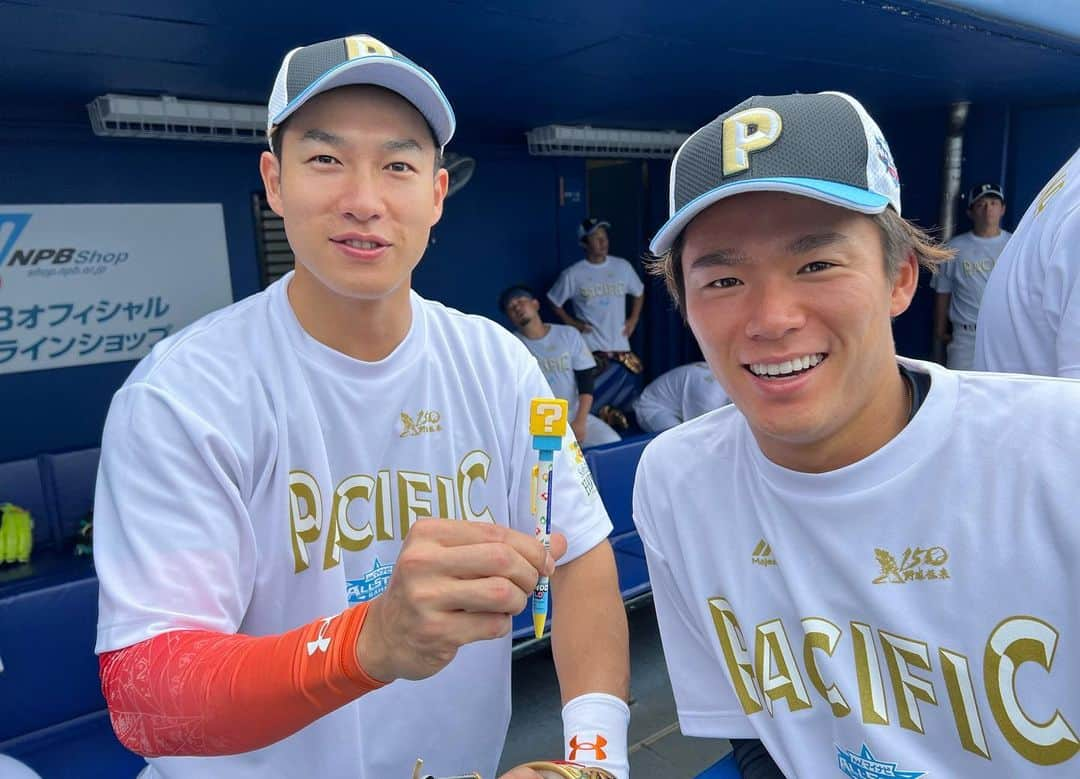 西田哲朗さんのインスタグラム写真 - (西田哲朗Instagram)「#マイナビオールスターゲーム2022  #プロ野球  #パリーグ #スーパースター #人間性 #刺激 #凄さ  #経験値 #プロ野球 #福岡ソフトバンクホークス #プロ野球選手 #柳田悠岐 選手 #東浜巨 投手 #今宮健太 選手 #牧原大成 選手 #大関友久 投手 #グラシアル 選手 #モイネロ 投手 #広報 #西田哲朗  #usj #マリオ #ボールペン #好き #アイテム   今年もオールスターに2試合帯同させていただきました。 本当に貴重な経験をさせていただき感謝です。  本当に色々な面でプロ野球選手の凄さを感じる2日間となり、刺激をもらいました。 改めて頑張っていかなければならないと思いました。  みんな本当にかっこよかったです！！  明日からペナントレース後半戦が再開です！ ホークスは首位ですが、パリーグは混戦です。  絶対にリーグ優勝、日本一を達成できるように、チーム一丸、全国のホークスファンの皆様、九州、福岡がひとつになって戦って、笑ってシーズンを終えれるようにしたいものです！  コロナ禍で大変な状況が続きますが、力を合わせて乗り切っていきましょう！  1.オールスターホークス集合写真 ※撮影してくれた方に感謝  2.オールスターホークス集合写真  3.宗選手(Bs)×牧原選手※マリオ  4.柳田選手×山本投手(Bs)※マリオ  5.西田×元チームメイト小野投手(M)※福岡出身※マリオ  6.モイネロ投手※マリオ  7.松井投手(E)×西田×小野投手(M)×則本投手(E)   8.西田×師匠マリーンズ梶原広報#関西大学   9.モイネロ投手※マリオ  10.今宮選手※マリオ  🤏🥸🖊💕」7月28日 14時46分 - nishidatetsuro