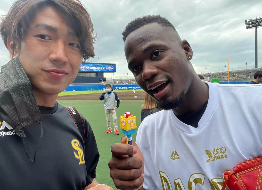 西田哲朗さんのインスタグラム写真 - (西田哲朗Instagram)「#マイナビオールスターゲーム2022  #プロ野球  #パリーグ #スーパースター #人間性 #刺激 #凄さ  #経験値 #プロ野球 #福岡ソフトバンクホークス #プロ野球選手 #柳田悠岐 選手 #東浜巨 投手 #今宮健太 選手 #牧原大成 選手 #大関友久 投手 #グラシアル 選手 #モイネロ 投手 #広報 #西田哲朗  #usj #マリオ #ボールペン #好き #アイテム   今年もオールスターに2試合帯同させていただきました。 本当に貴重な経験をさせていただき感謝です。  本当に色々な面でプロ野球選手の凄さを感じる2日間となり、刺激をもらいました。 改めて頑張っていかなければならないと思いました。  みんな本当にかっこよかったです！！  明日からペナントレース後半戦が再開です！ ホークスは首位ですが、パリーグは混戦です。  絶対にリーグ優勝、日本一を達成できるように、チーム一丸、全国のホークスファンの皆様、九州、福岡がひとつになって戦って、笑ってシーズンを終えれるようにしたいものです！  コロナ禍で大変な状況が続きますが、力を合わせて乗り切っていきましょう！  1.オールスターホークス集合写真 ※撮影してくれた方に感謝  2.オールスターホークス集合写真  3.宗選手(Bs)×牧原選手※マリオ  4.柳田選手×山本投手(Bs)※マリオ  5.西田×元チームメイト小野投手(M)※福岡出身※マリオ  6.モイネロ投手※マリオ  7.松井投手(E)×西田×小野投手(M)×則本投手(E)   8.西田×師匠マリーンズ梶原広報#関西大学   9.モイネロ投手※マリオ  10.今宮選手※マリオ  🤏🥸🖊💕」7月28日 14時46分 - nishidatetsuro