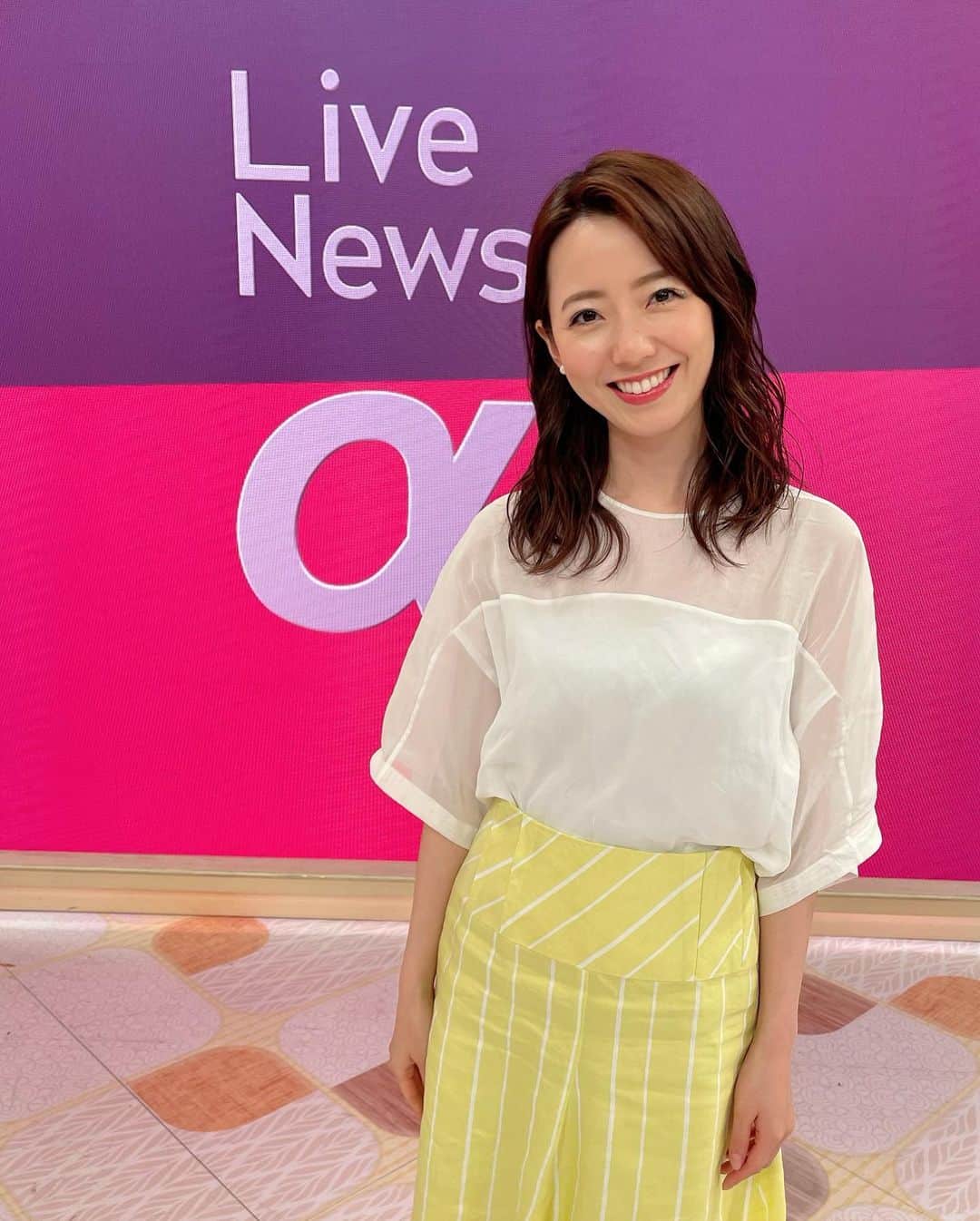 のインスタグラム：「先週の衣装です＊ 着ていて元気が出るような、夏の装いでした🌻  いつもアメリカからわかりやすく解説してくださる、番組コメンテーターの山田医師🩺 日本に一時帰国されていて、先週初めて対面でお会い出来ました✨  やはり対面でお会い出来るのは嬉しいものですね☺️✨  #livenewsα  #衣装 #夏 #シアー素材 #透け感 #デコだしヘア #コメンテーター #山田先生」