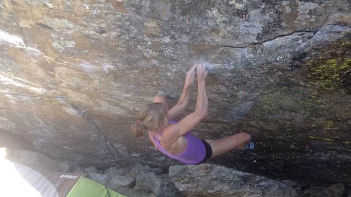 アンジェラ・アイターのインスタグラム：「Another „my beta“ from the „Galactica, 8a“ in the Silvretta some years ago. • Because if one big move that was too far for my size I needed to hold and match very tiny crimps 🙈 • 🎥 Bernie Ruech #verleihtflügel #jedentagtirol @team_edelrid @lasportivagram」