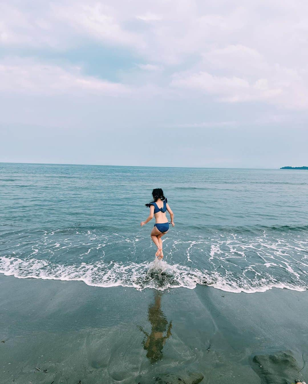 ベビちぃ。のインスタグラム：「My summer💖 海！プール！アイスクリーム！ ママのお友達の家族たち🐶🐱も、とってもかわいかったな〜 お気に入りの香水も見つけたの🧡💙 5枚目の写真には🐸が3匹隠れているよ！探してみてね❣️」