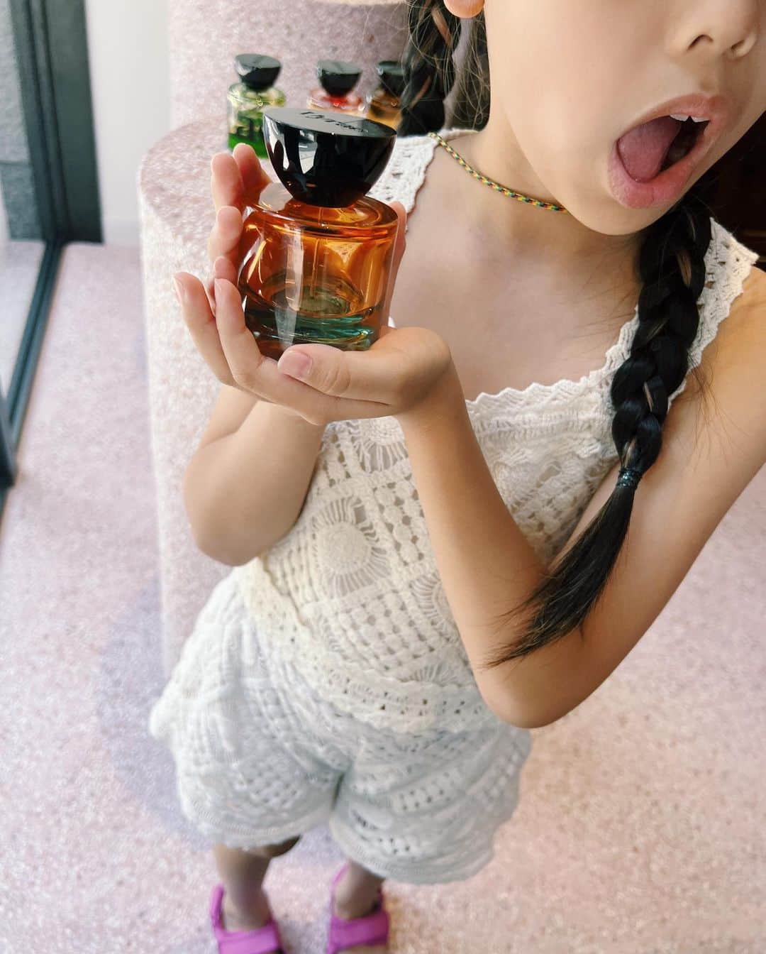 ベビちぃ。さんのインスタグラム写真 - (ベビちぃ。Instagram)「My summer💖 海！プール！アイスクリーム！ ママのお友達の家族たち🐶🐱も、とってもかわいかったな〜 お気に入りの香水も見つけたの🧡💙 5枚目の写真には🐸が3匹隠れているよ！探してみてね❣️」7月28日 15時29分 - babychi_official