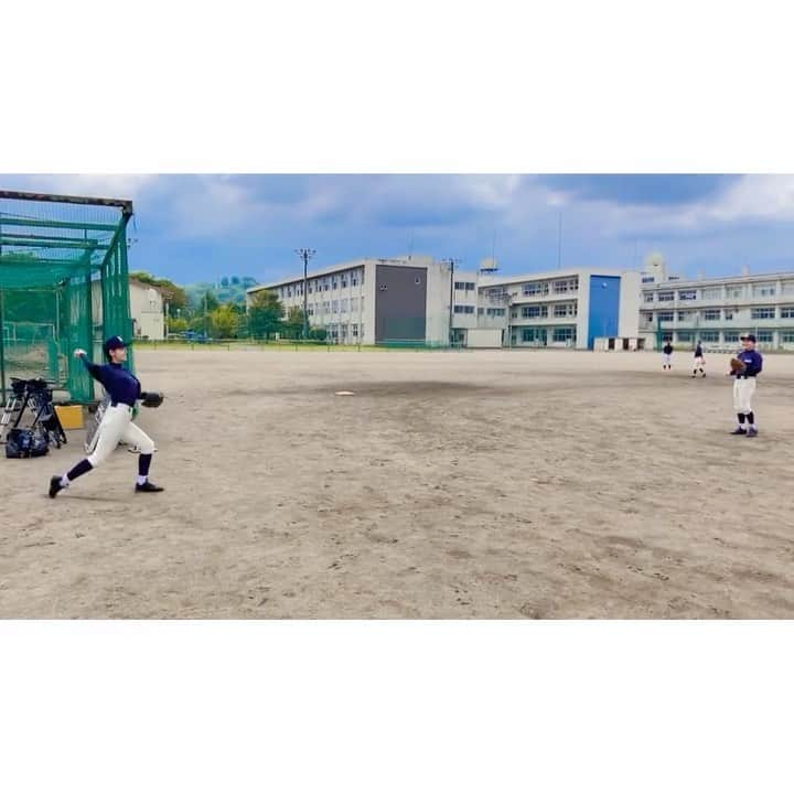 池田朱那のインスタグラム：「. 後藤くん役のたくみ君とキャッチボール⚾️  最近は運動不足で階段すら疲れてしまう私ですが、まだまだ野球が出来ることに驚きです😳  全員が野球経験者なので、グラウンドでのシーンでは休憩中でもみんなキャッチボールだったりティーバッティングだったり、何かしらしてました。みんな野球大好きなのね☺️💕  #ふたりの背番号4」