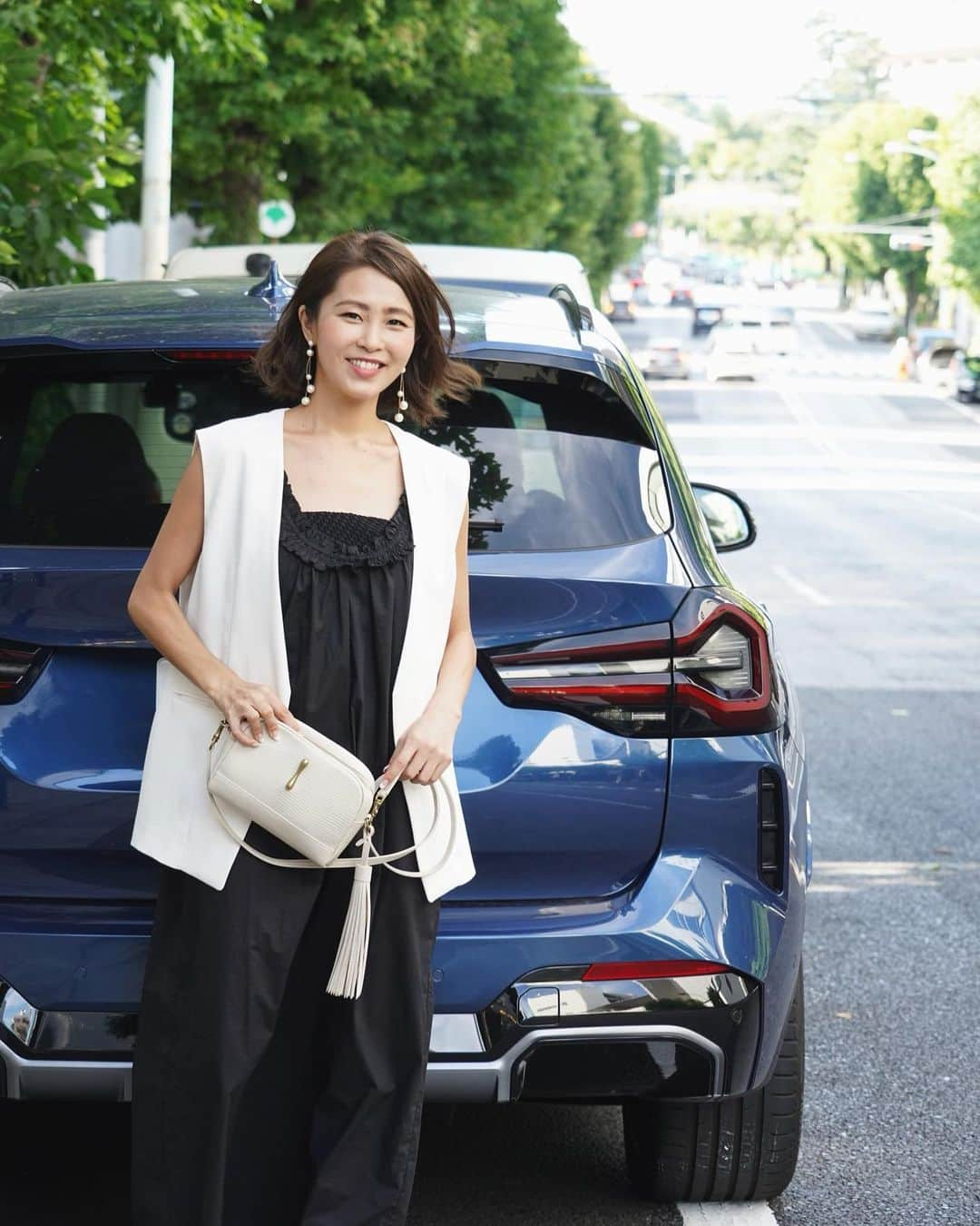 坂元美香さんのインスタグラム写真 - (坂元美香Instagram)「おはよー  車買って２ヶ月。 最近やっと首都高走れるようになりました😅 もし道を間違えたとしても止まらなければ大丈夫！ と自分に言い聞かせて運転したら 少し怖くなくなりました。笑 でもまだちょっと怖いけどね🫣 遠回りしても着けば良いのです。  人生と一緒だわ🫢遠道は近道。 人より時間かかるけどのんびり少しずつ慣れてます🐢  電気自動車のある暮らし、楽しいです☺️  #運転初心者 #遠道は近道 #BMWiX3 #iX3 #BMW #EV車 #evcar #電気自動車 #ev女子 #電気自動車のある暮らし」7月28日 7時08分 - mika_saka