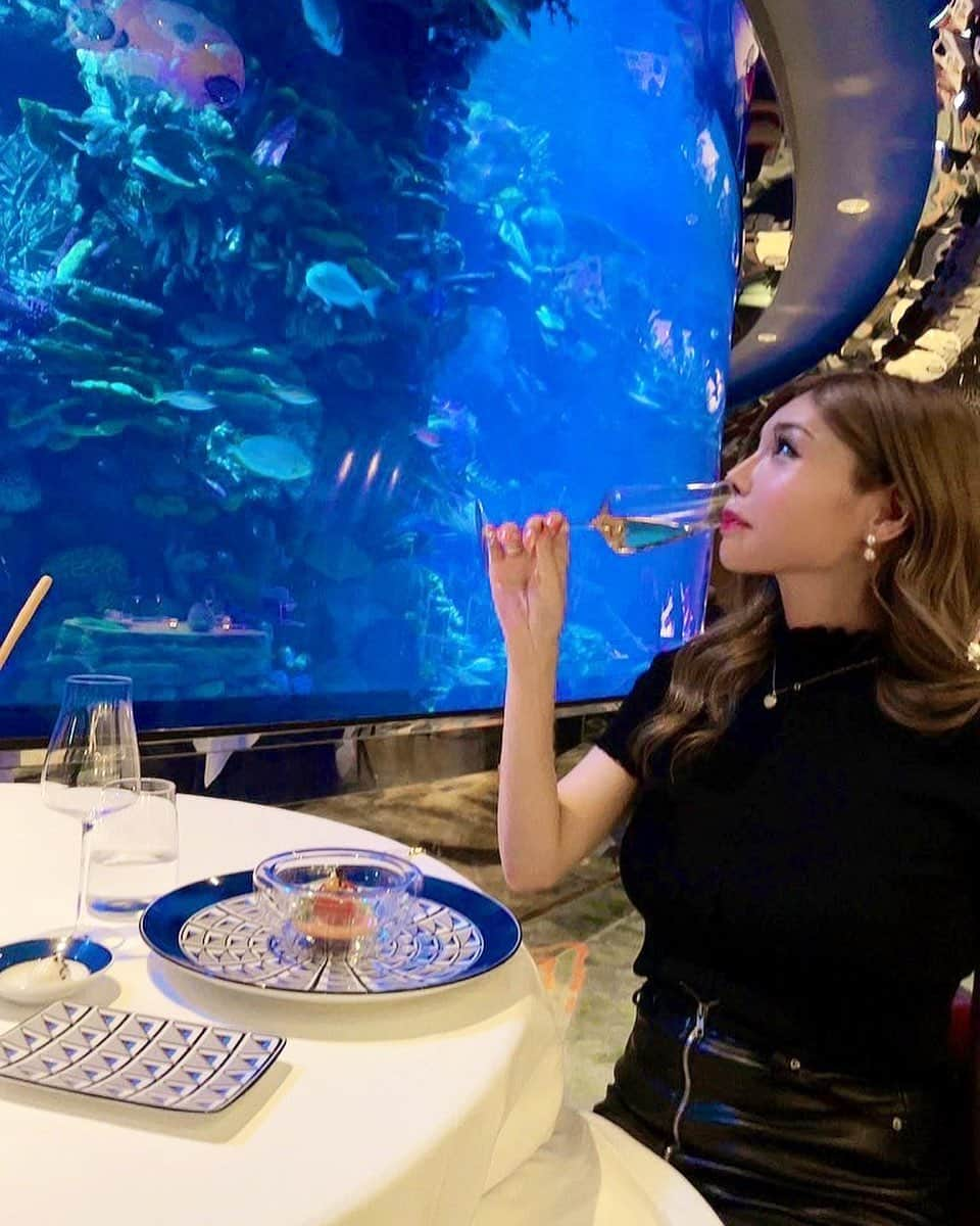 荒木レナのインスタグラム：「水族館みたいなrestaurant🐟💞  お魚ちゃんと目が合いながら 食事して素敵だったよ😊♡  Dubaiはこの時期常に 40℃超えだったけど  Hotelと食事に癒された✨✨  次はブルジュハリファで 食事してみたいな〜〜！  Restaurant like an aquarium🐟💞  While making eye contact with the fish, It was wonderful to have a meal😊♡  Dubai is always at this time of year. It was over 40 degrees Celsius.  I was healed by the hotel and the food ✨✨  Next is Burj Khalifa. I want to have a meal~!  #dubai❤️ #brjalarab #海外ガール #ふっかる女子 #謎に #キラキラ #からの #ギラギラ」