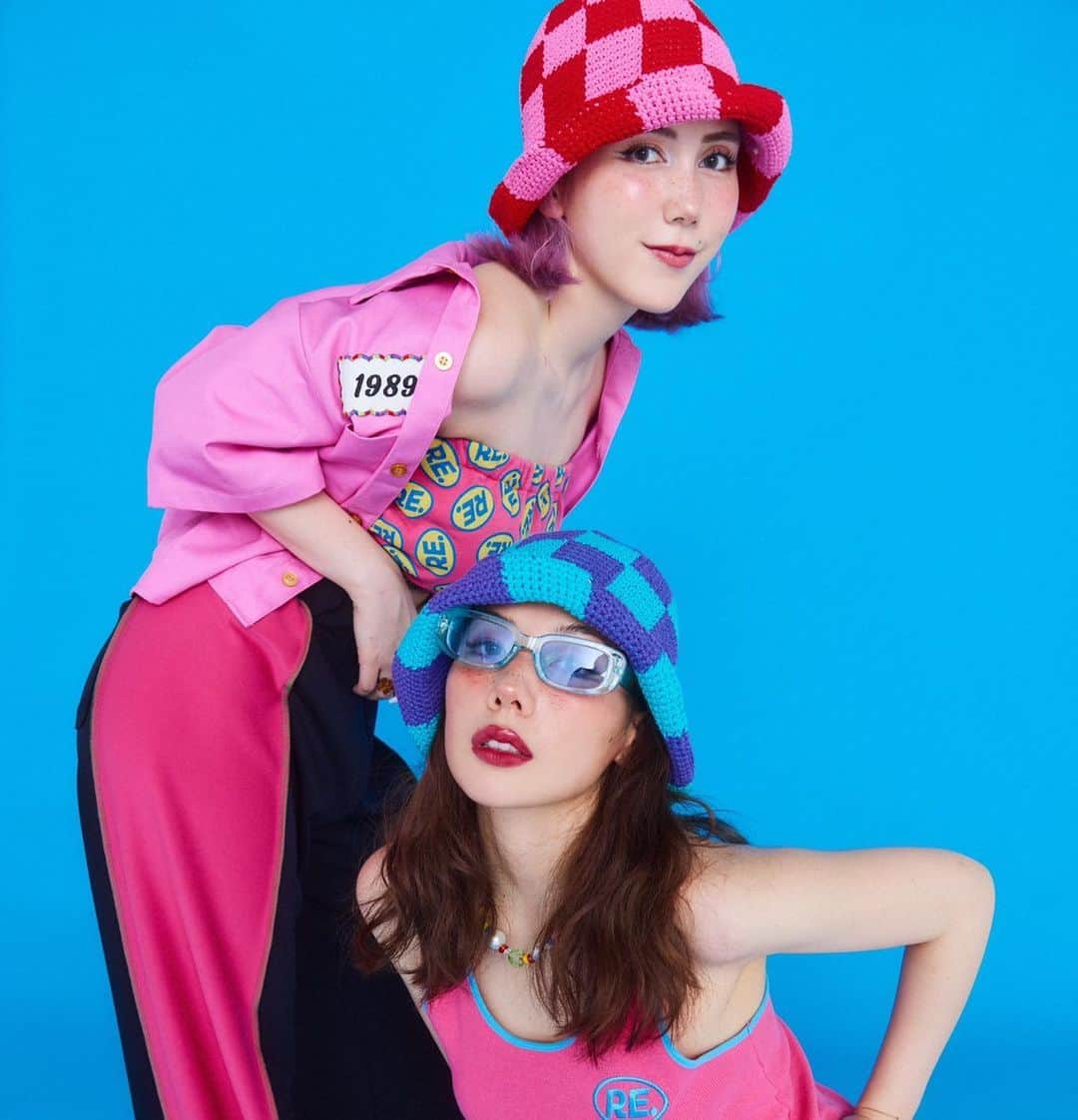 仲里依紗のインスタグラム：「日よけ身バレ防止サマーハットも本日7月28日夜9時発売だよん👒🌺💙💚❤️✨ 頭がでかい私が一番嫌いなタイプの帽子はサイズがきつくてヘアスタイルが崩れるわ、頭痛がしてくるわ、の小さめな喧嘩売ってんの？ってゆータイプの帽子🙅🏻‍♀️🆖🤯😡NO!NO!共和国!  こちらのあみあみハットはきつくなくヘアスタイルも崩れにくいよ☝️✨❤️  頭でかい方にオススメ✨  @re._oyoufukuyasan_  💙🧡💜💚❤️🌺🔥✨」