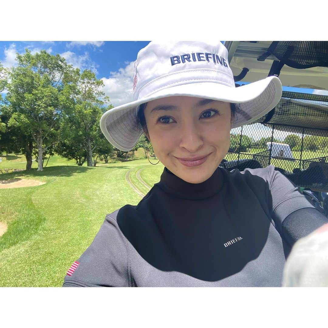 秋本祐希のインスタグラム：「⛳️ 加工なしのこの青空✨ 真夏の暑さの中 日焼け対策万全での久しぶりのラウンド なんでも最高に楽しむ 長年の友達と 汗を吹き出しながら 笑いっぱなしのenjoy⛳️ 楽しかったー☺︎ いつもありがとう✨ 練習しとくから 笑 また行こうね。 #golf #briefinggolf #happy #enjoy」