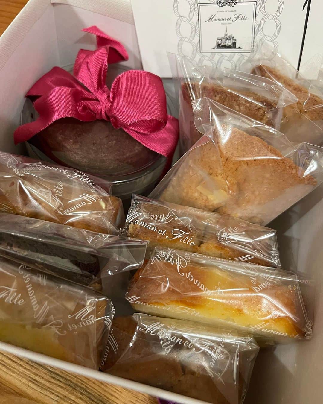 上田倫子のインスタグラム：「大好きなマモンエフィーユの焼き菓子をオンラインでゲットしました！」