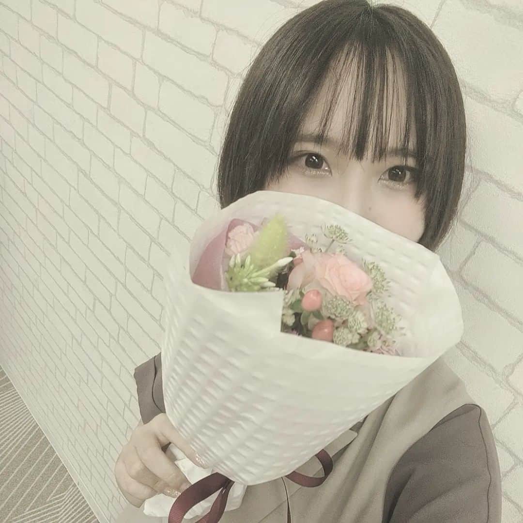 佐伯伊織のインスタグラム：「…  素敵なお花を頂きました」