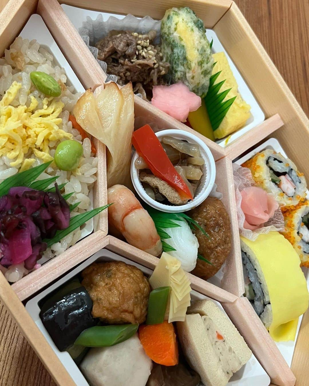 上田倫子のインスタグラム：「原稿を提出しに行った日は自分のご褒美にデパ地下でお弁当を買って帰ります。なだ万のお弁当は間違いない美味しさです。冷めても美味しいってすごい。」