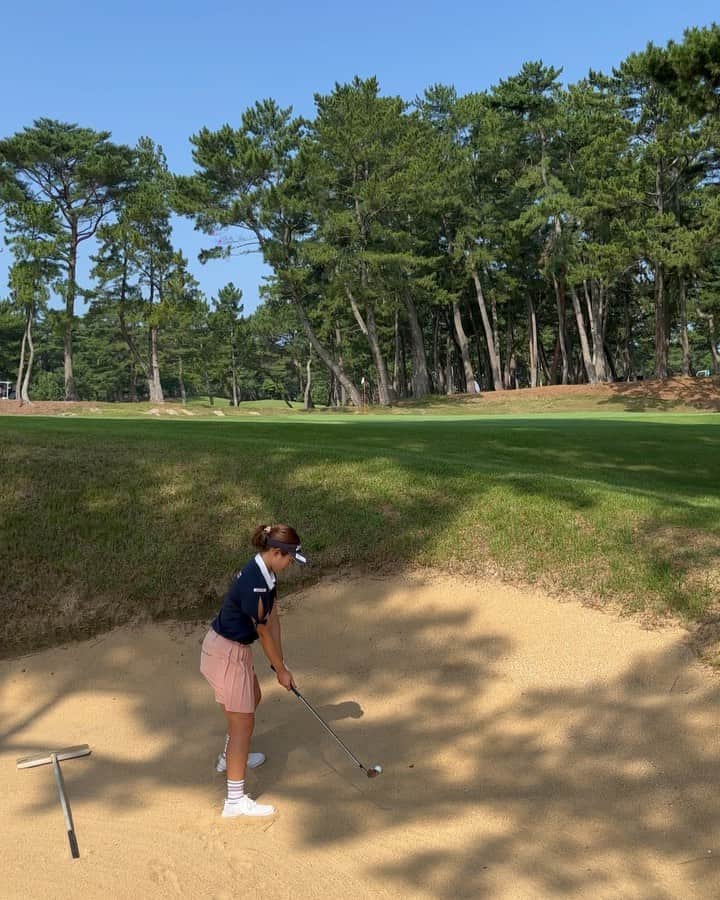 山口すず夏のインスタグラム：「バンカーショット🦭 1枚目は70y 2枚目は20yちょっと  #ゴルフ#バンカー#バンカーショット」