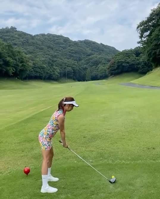 あみおかのインスタグラム：「. . . 久々の#スイング動画 ⛳️ 打つ前のルーティンがないと 打てなくなっちゃった。笑  1ヶ月ぶりの練習無しの ラウンドは難しかった😌☝🏼  トップするしシャンクするし パターも3パットするし🙃🗯 でも楽しかった👶🏻💞  ドライバー当たり悪いのも グリップの握りの甘さと 気づけて後半は ミスなく回れて楽しかった🌿🕊  結果99やったけど 悔しさ残ったので また行きたい🥹🗯  次は久々 @ena_golf ちゃんと 8月まわれたらいいなぁ🥰💗  #女子ゴルフ #女子ゴルファー #ゴルフスイング #ごるふすいんぐ  #ゴルフスイング動画  #golfswing #golfstagram  #golf #golfwear」