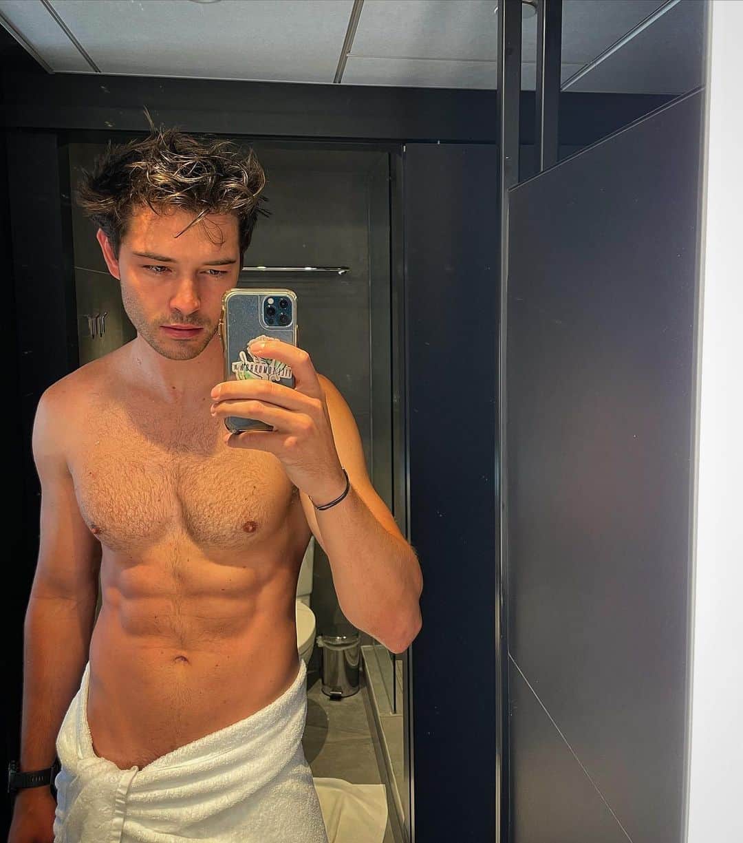 フランシスコ･ラチョースキーのインスタグラム：「Hotel selfie series」