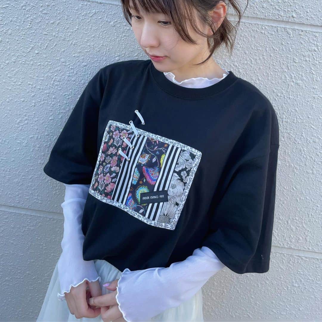 ゆずきのインスタグラム：「【🚩新商品のお知らせ】  2022/07/28 21:00〜 リメイクTを販売します👕  8,500yen（送料手数料込）  今回もメンズタイプ、レディースタイプをご用意しております！ （どちらも男女関係なく着用できるっちゃできます）  本日28日21時より発売です。 ⚠受注生産ではございません！売り切れ次第終了となります。  1枚目▶メンズタイプ着用 2.3枚目▶レディースタイプ着用 ※モデル159センチ （メンズの着用写真なくてごめんなさい…！）  レディースタイプサイズ 身丈 59 身幅 43 肩幅 36 袖丈 16 ※GSサイズのTシャツを使用しています。  メンズタイプサイズ 身丈 77 身幅 58 肩幅 54 袖丈 24 ※XLサイズのTシャツを使用しています。  入金が確認でき次第発送作業に入らせていただきます。  🏠ATELIER LIVING ART  https://sukisushi.booth.pm/」