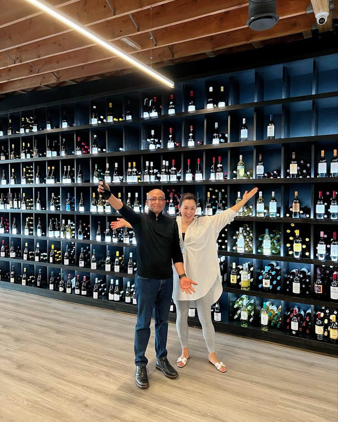藤島妃呂子のインスタグラム：「お友達のHaqueのwine shop  Lincoln Fine wines @lincolnfinewine   LAにいた時はいつも彼のところでwineを買っていて今回も日本に送るワインを買いに。  お店を広げてリニューアルするのに工事している途中でもう少しで完成するみたい。 ここはHaqueがカリフォルニアはもちろん、ヨーロッパやフランスのボルドーにも買い付けに行ったりしてクオリティの高いワインから最近私もとても気になってるNature wineなど、良い品揃えです🥂 Haqueのお店のNature wineに詳しい人が 色々教えてくれました〜😊  Haqueが連れて行ってくれたSanta Monikaにあるシンガポール料理のレストランCassia @dinecassia 美味しかった〜😋  Haqueは本当に紳士で真面目な人柄でいつ会っても変わらない✨ 今度は日本で会いましょう😊🖐  リニューアルしたお店にもまた行ける日を楽しみにしています🥂  #california #losangeles #lincolnblvd #venicebeach #wine #wineshop #lincolnfinewines」