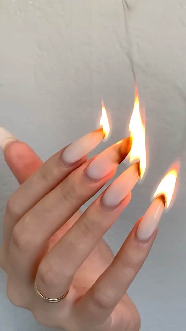 Nail Designsのインスタグラム：「Credit • @lybaash а как ваш мастер маникюра снимает вам старое покрытие?:)  FAKE FIRE」
