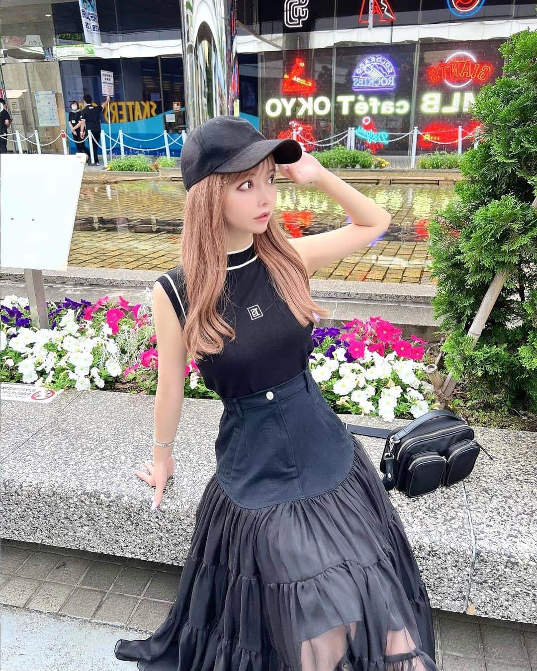 のインスタグラム：「いつかのコーデさん！ カジュアルにしたよ🥹💓 全身真っ黒スタイルに！  トップス(@lipservice_official ) スカート(@royalparty_official ) 鞄(@hm )だよ🫰  楽ちんコーデで お気に入りなのだっ🤣💓  #コーデ#コーディネート#カジュアル#カジュアルコーデ#コーデ記録#キャップコーデ#code」