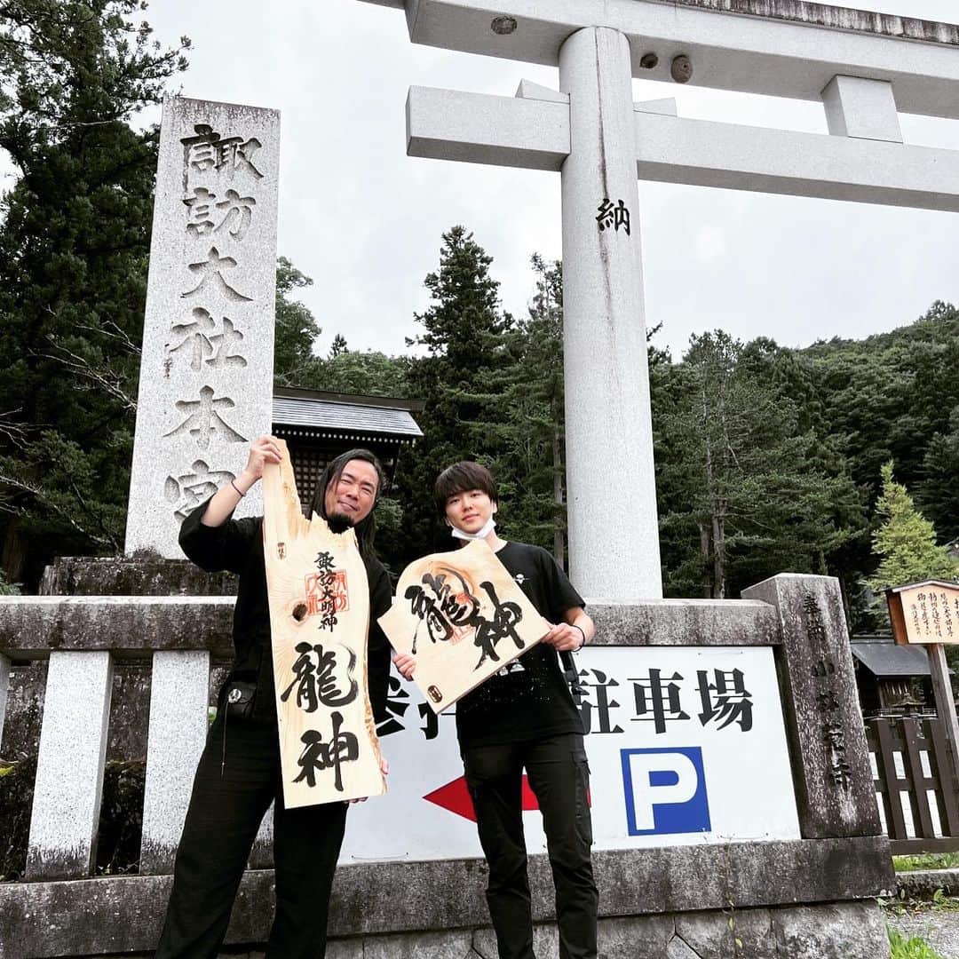 ウマヅラビデオさんのインスタグラム写真 - (ウマヅラビデオInstagram)「『メンバーシップ、メディアブル限定都市伝説シリーズ』今回はクロ戌さんにご協力頂き、古代諏訪の謎を追うロケをしてきました！都市伝説としても昔から謎多き諏訪。日本の中心とも言われ、古代縄文の神である土着信仰のミシャグジ、洩矢（モリヤ）神とユダヤとの関係、タケミナカタなど様々な信仰が融合した土地だが、本当の諏訪の神はまだ隠されていた。 そして、日本のかなり恐ろしい強烈な恐い話の伝承もこの諏訪にはありました笑 公開をお楽しみに！！  #ウマヅラビデオ  #都市伝説 #クロ戌 さん  #都市伝説の裏の裏   #諏訪  #古代 #縄文 #オカルト  #ユダヤ   #日ユ同祖論  #御柱祭  #諏訪大社   #YouTube #YouTuber #ユーチューバー  #都市伝説系youtuber #目覚めよ日本人」7月28日 14時09分 - umadura_official