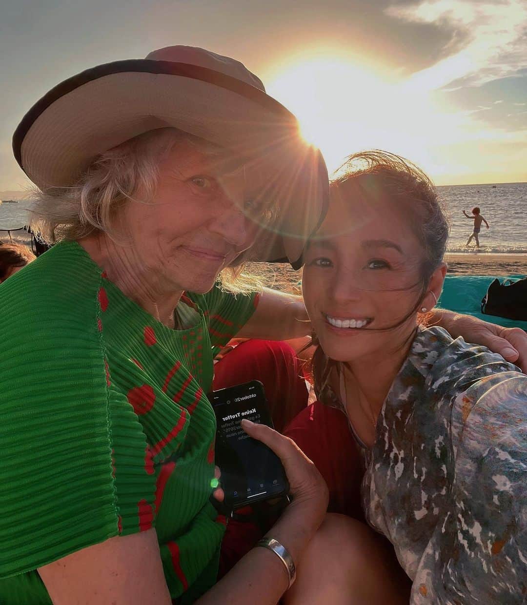 大桑マイミのインスタグラム：「葉山の花火大会へ。 程よく太陽が気持ち良くなった夕方を狙って海にいきました。夕陽が柔らかで、風が少し吹いていたけど心地よかった。 三年ぶりの花火大会 花火のはじまりの葉山町の方のスピーチにとても感激しました。 大切な人と素敵な夜空を眺めて しみじみ〜  子供達砂まみれになって花火にわあーーーっと 喜んでいて可愛かった。  素晴らしかったー」