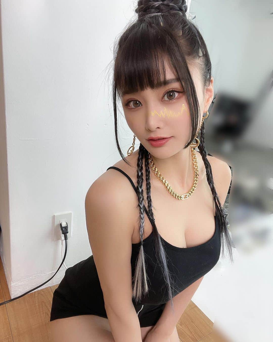 赤羽もものインスタグラム：「雷属性⚡️   #タンクトップ  #雷  #黒コーデ  #ドレッド  #撮影モデル  #fashion」
