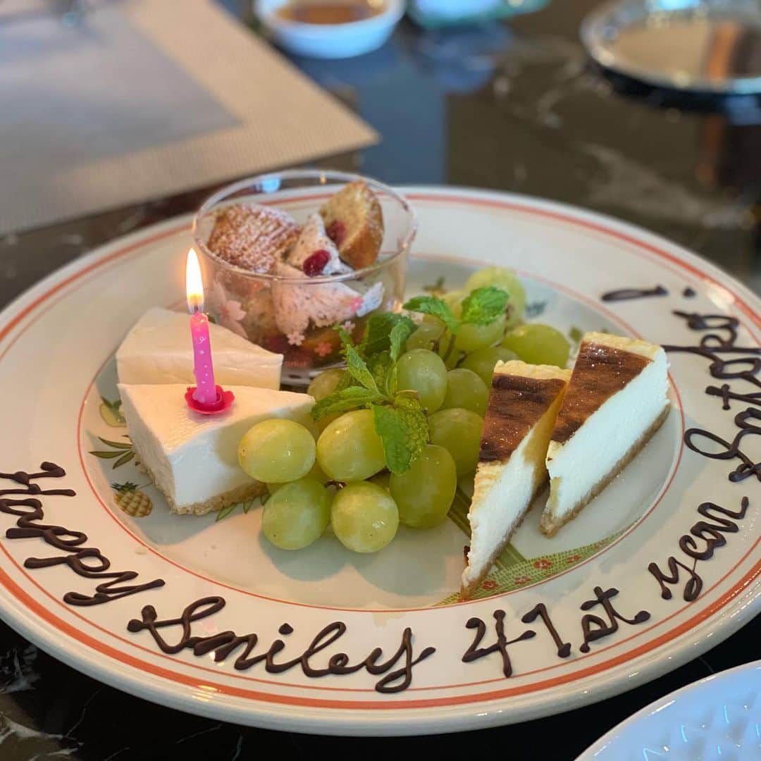 小泉里子のインスタグラム：「恒例の @masakooking さんとのランチ会でお誕生日祝ってもらい、今月誕生日だったことを遠い昔のような気がして忘れてたので、思わぬサプライズで嬉しかった♡ 全て手作りのデザートプレート。  大好きな韓国料理と スペインワインと シャンパンで♡」