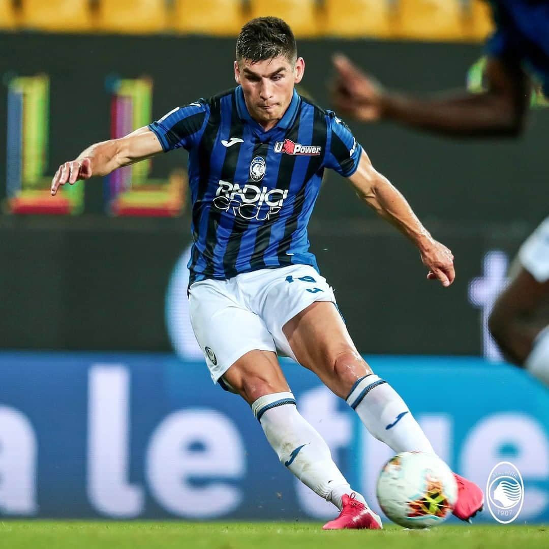 アタランタBCのインスタグラム：「Meglio spostarsi quando calcia @malinovskyi_18 😅  ⚠️ Malina shooting ⚠️  #GoaloftheDay #GoAtalantaGo ⚫️🔵 #Atalanta #BergAMO #ForzaAtalanta #Malinovskyi」
