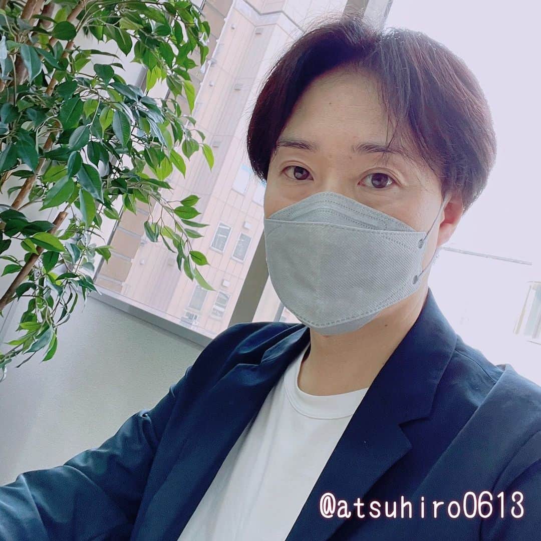 あつひろのインスタグラム：「オーディションでした できることは全て出し切ったので あとはイメージに合うか。  お腹減ったので 今は甘いものを食べたい🍩🍫🍮🍦  #あつひろ #声優 #ナレーター #爽やか #清潔感 #ジャケット」