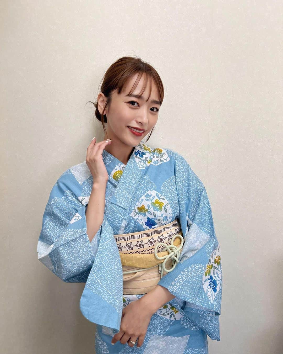 近藤千尋のインスタグラム：「今日は浴衣で生放送に 出演させて頂きました💕☺️ うれしいなぁ〜久々の浴衣👘🙏🙇‍♀️ やはりテンション上がりますね👏🤍  スロイジさん、今日も ありがとうございました🙌✨🥹 ゆりやんちゃんと 沢山おふざけした今日💕笑 川島アナを困らせちゃったかな🫣  テスちゃんは今日もいい子でした🐶❤️  花火大会、 しばらくいってないなぁ〜🎆 昔はよくひーぼぉくんと行ってた❤️🙂」