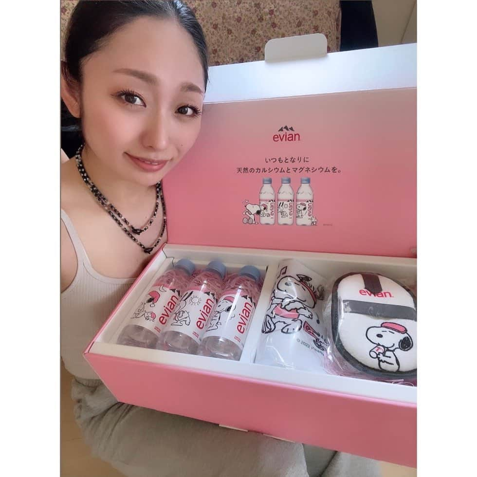 安藤美姫のインスタグラム：「❤️🤍💙Merci evian❤️🤍💙  エビアン(evian)様より 期間限定スヌーピーデザインボトルの素敵なギフトが届きました😍 大好きなスヌーピーのデザインが本当に可愛くて持っているだけで一目置かれる事間違いなし✨✨✨  誕生から200年以上に渡って世界中で飲まれている フレンチアルプスの手つかずの大自然が育んだ天然カルシウムとマグネシウムのミネラルバランスに優れた　 ナチュラルミネラルウォーター  💙🤍❤️“EVIAN”❤🤍️💙  皆さんも是非全デザイン集めてみては？☺️ そしてエビアンのミネラルをしっかりと摂って夏を健康に乗り切りましょう🍀🍀🍀  https://www.evian.co.jp/  #evian #evianjapan #water #mineralwater #snoopy #エビアン #ミネラルウォーター #期間限定」