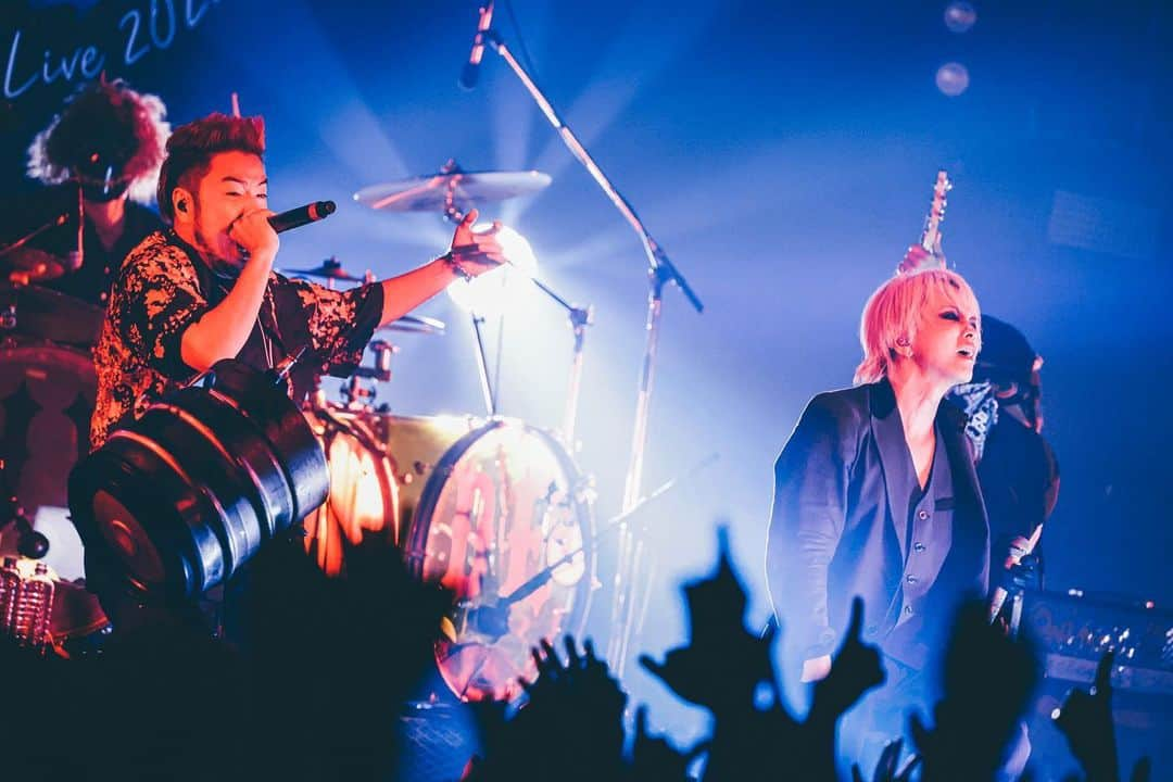 Kenta Koieのインスタグラム：「Hyde presents Rumble Fish @zeppnagoya   まさかHydeさんと同じステージで歌う日が来るとは、、、 中学の時カラオケでHoneyよく歌ってたもんなー🎤  人生は何が起こるかわかりまへん。  Photo by @nishimakitaichi」