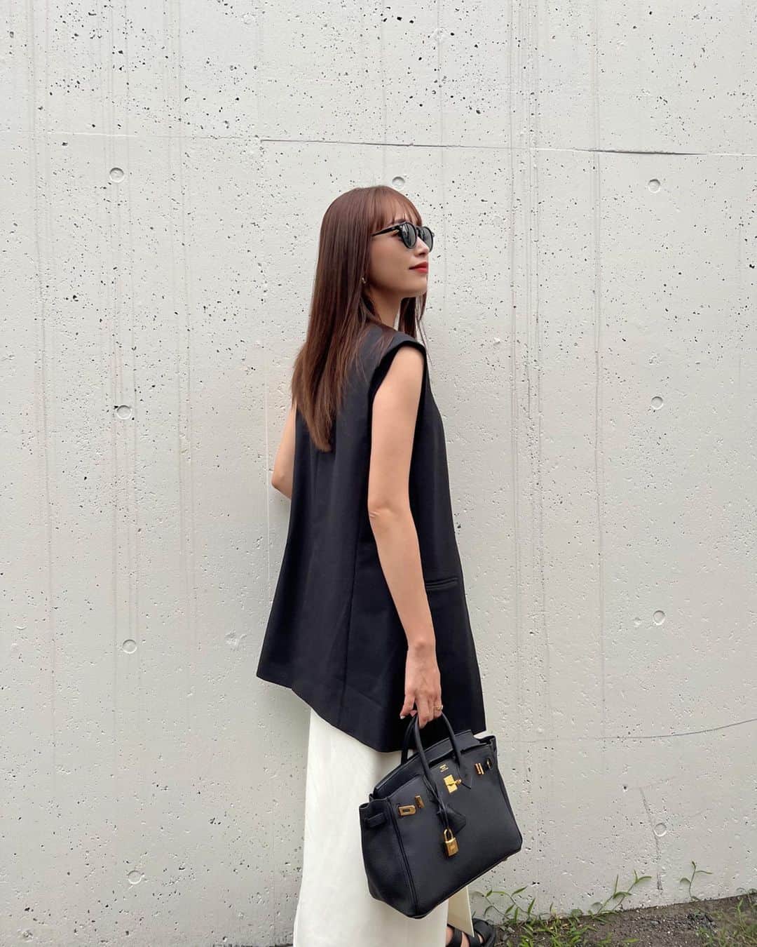 近藤千尋のインスタグラム：「💈💆‍♀️  今のカラーはこんな感じです🤍🙋‍♀️ 美容院はだいたい2週間に1回で カラーとトリートメントしてます❗️  職業柄毎日アイロンでダメージを加えてしまってるけど、 自宅でもケア頑張ってたらここまで伸びました笑🫣 家でのヘアケアは、 @xtreatment_daily   もう少し伸ばしたいなぁ。。。❤️」