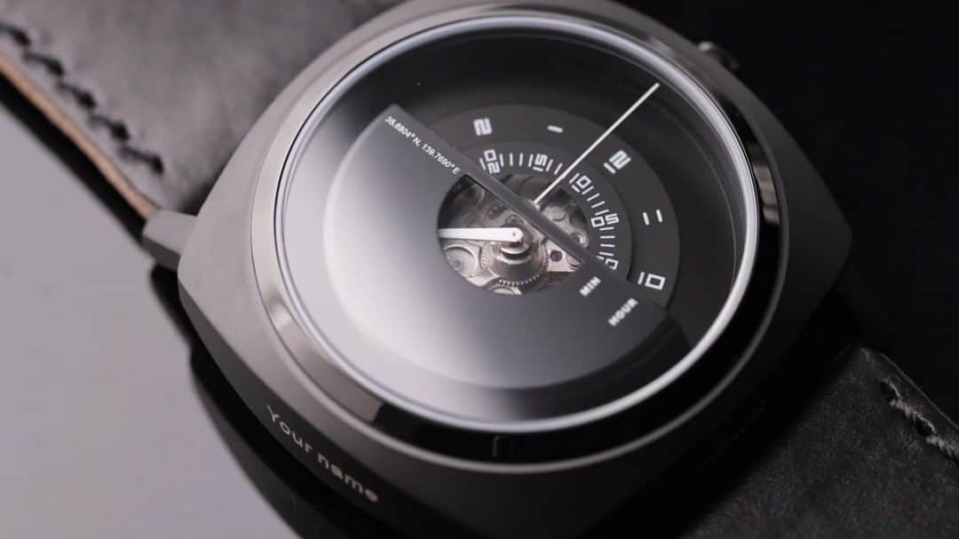 のインスタグラム：「『MASK PLAYER AUTOMATIC』裏蓋はスケルトン（シースルーバック）を採用しました。 時計の裏面から覗ける美しいムーブメントは、繊細な技術が凝縮された自動巻きウォッチの醍醐味と審美性を実感できるモデルに仕上げています。   ------------------ 投稿をタップで商品の詳細がご覧いただけますので、是非ご覧ください。  model: TS2101A price: ¥41,800 tax in ------------------  #tacs #tacsjapan #タックス #uniqueissimple #ライフスタイル #プロダクトデザイン #ベーシックコーデ #デザイン #時計 #腕時計 #productdesign #watch #simple #デザインウォッチ #japanwatch #シースルーバック #自動巻き #個性 #個性的ファッション #ユニーク #メンズファッション #メンズアクセサリー #メンズウォッチ」