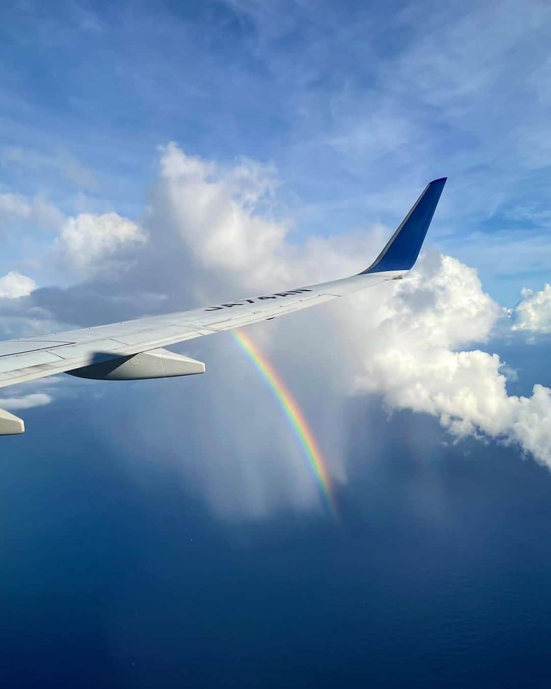 ANAのインスタグラム：「No Rain No Rainbow🌈 （Photo：@keiichi_tida_ami）  #allnipponairways #ANA #空港 #airport #飛行機 #airplane #旅 #旅行 #トラベル #travel #虹 #レインボー #rainbow #norainnorainbow」