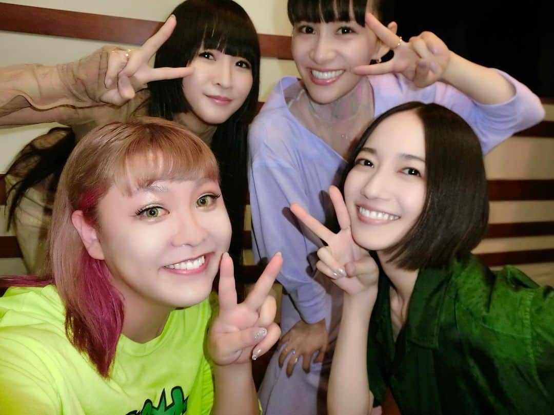 ぺえのインスタグラム：「はやく Perfume になりたい 妖怪 #念願の夢が叶いました #お話できる日がくるなんて幸せ #Perfumeのパフォーマンスは日本の宝 #金閣寺とPerfumeのLIVEは死ぬまでに一度は見てみたいと思っていた #Perfumeが存在する時代に産まれてよかった #私には実現できない夢みたいなものをたくさん魅せてくれる #キラキラした世界観 #現実離れした表現 #パフォーマンスで夢を見せてくれたと思えば #今度は和やかな等身大の3人が会話で温かい現実を見せてくれる #いい意味でゾッとするの #柔らかな愛が溢れ続ける #愛の泉みたいな3人 #やっぱり生まれ変わったらPerfumeになりたい #かしゆかさんがあたしなんかのYouTubeを熱心に見てくださっていた #その事実にもゾッとした #そして現実的にゾッとしたのは #あたしの顔がPerfumeのリアル3倍の面積があること #でもいつか新メンバーになりたい #無謀な願望」