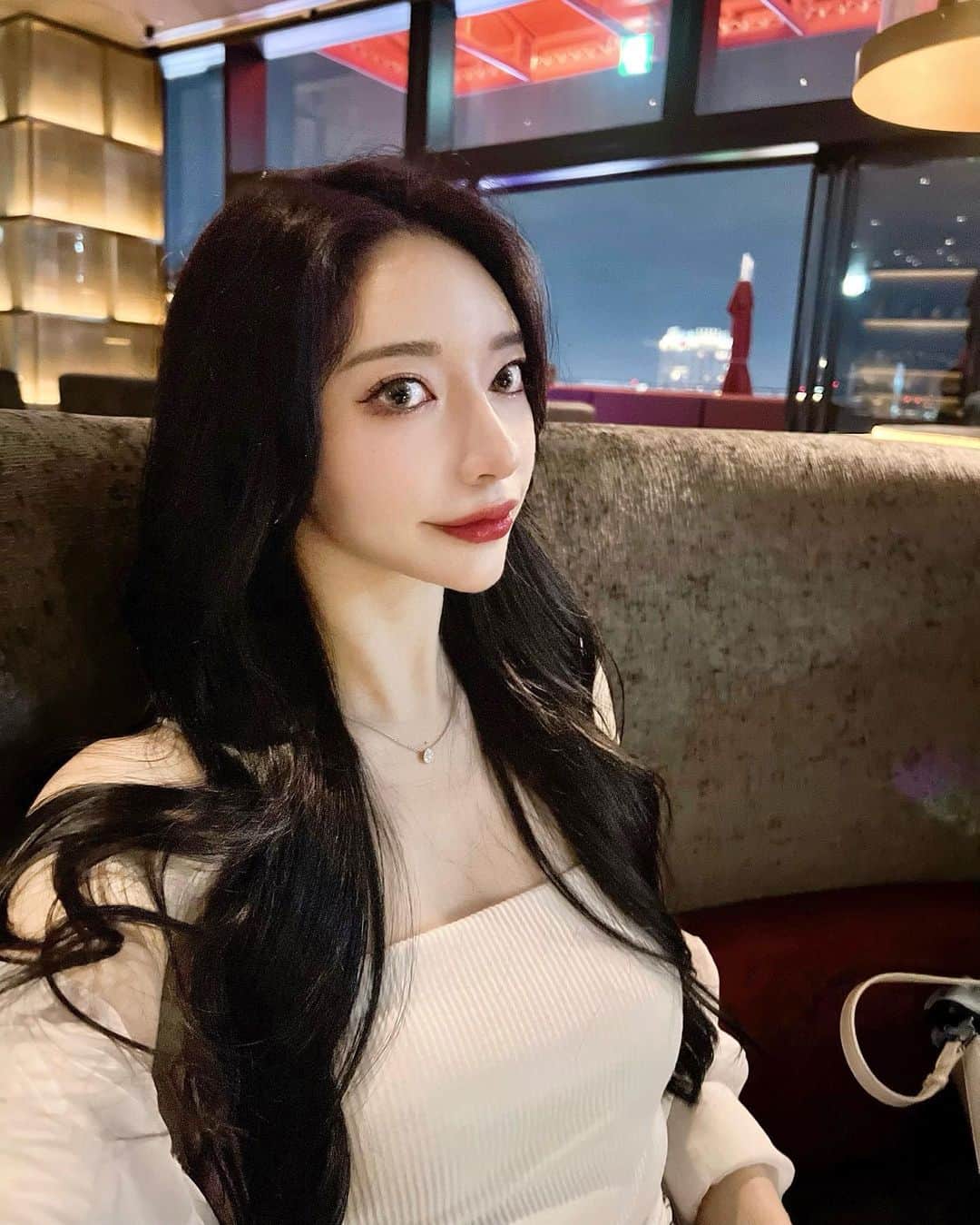 のインスタグラム：「. 目の下に大粒ラメちょこっと乗せるのハマった盛れるからオススメ🫰  昨日久々 @celavitokyo 行った💙 今週末は楽しみが2連チャンだから明日の仕事も頑張れる💪❤️‍🔥 みんなも頑張ろー❤️‍🔥 . . #celavitokyo #dayoff #selfie」