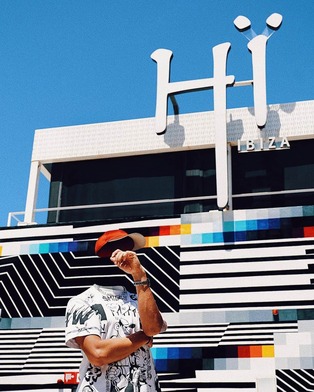 のインスタグラム：「A few months ago at my second home @hiibizaofficial the talented @felipepantone came to visit us leaving his unmistakable style in two strategic points of the club…   As a longtime fan of his Art and knowing he doesn’t like being in the spotlight, I took the opportunity to make him lose his head 😅✂️… Hope you like my vision “campeón”🥂 . #pepedsgn  #loosingmymind  #felipepantone」