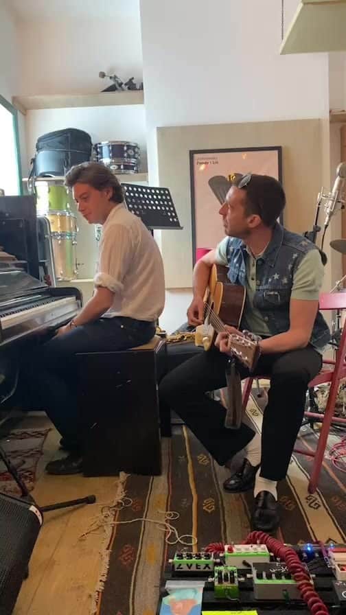 ベンシャーマンのインスタグラム：「Miles Kane live in action at @BenShermanOfficial, as he performs exclusively for you!   Brought to you by the Ben Sherman Global Artist Foundry, we strive to bring music, art, and fashion to everyday life.  #globalartistfoundry #mileskane #bensherman #livesession #changetheshow」