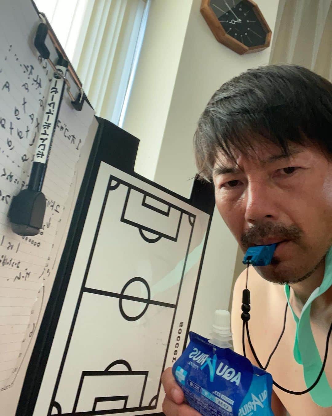 松井大輔のインスタグラム：「今日はサッカー少年達に教えにいきました。  コーチも楽しいね。だんだん上手くなっていくのが分かるのって新鮮だし もっと教えたくなるなぁー  #hot #今日 #暑すぎる #soccer #指導者 #コーチ #スタート #coach #笛」