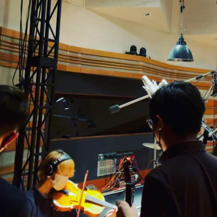 Taku Takahashiのインスタグラム：「Recording behind the scenes.  デジタルで色々な音を出せる時代に、これだけの楽器が同時に入るのは最近では貴重な体験。やっぱり生楽器から出る音の振動を感じられるのって最高。  カメラ、ブレブレでごめんなさい🙏 でも、最高な現場でした。」