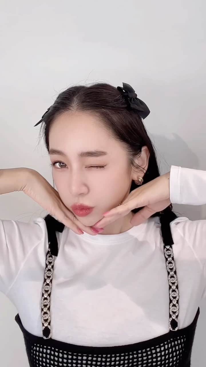 megbabyのインスタグラム：「リクエストがあったので無理してぶりっ子動画😂  今夜は夜更かししたらいい事あるかも🫣❤️🫶🏻  0時から何かが起きる❤️‍🔥 @megood__beauty 🫶🏻」