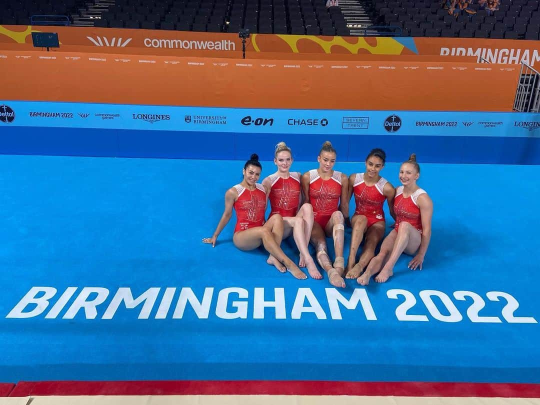 ケリー・シムのインスタグラム：「Podium training 🏴󠁧󠁢󠁥󠁮󠁧󠁿🤸🏼‍♀️ #CWG2022」