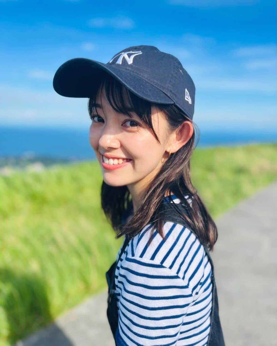 柳生みゆのインスタグラム：「伊豆の大室山ってとこなんだけど、みんな行ったことある？リフトで登っていくんだけど、ほんとーーーに絶景やから行ったことないよーて人には絶対行ってみてほしい！！⛰ この日は暑すぎてかき氷とお団子どっちも食べるという贅沢しました😋汗かきすぎて前髪えらいこっちゃ。 #大室山#伊豆旅行#伊豆観光#相変わらずオーバーオール好き」