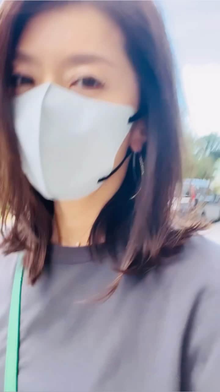のインスタグラム：「久々のお休みっ‼️ コロナ禍以降、こんなことの方が珍しく笑 朝から張り切って色んなことを詰め込んだ。 ・ ゴルフレッスンからの @kato.clinic.azabu  でお肌ケア。 からの　@matsugen_ebisu  で この夏、初の #すだち蕎麦始めました ・ 新宿御苑前の美容室 @elilume10  の和野さんに 髪の毛つるんつるん♪ 簡単ヘアアレンジまで伝授していただき、 セール中のISETANで物欲が爆発しそうなのをぐっとこらえ💦いつもの #絶望のパスタ　で締め🤣 ・ #坂田のどうでもいい休日」