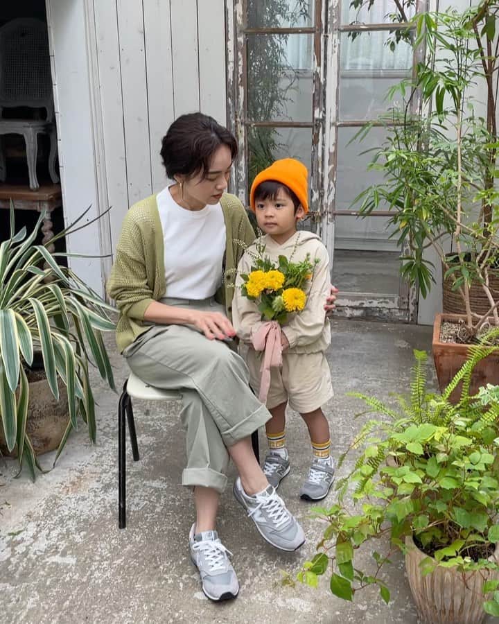 のインスタグラム：「先日次男と撮影させて頂いた @newbalance 👟  この日、次男に撮影の神様みたいなのがいきなり降りてきて、突然見たこともないポーズを次々と披露。 私は笑いを堪えるのに必死でした。  全国のニューバランスさんの店舗に私達の写真があるかも！？🤭  #MyBuddy996 #NewBalance」